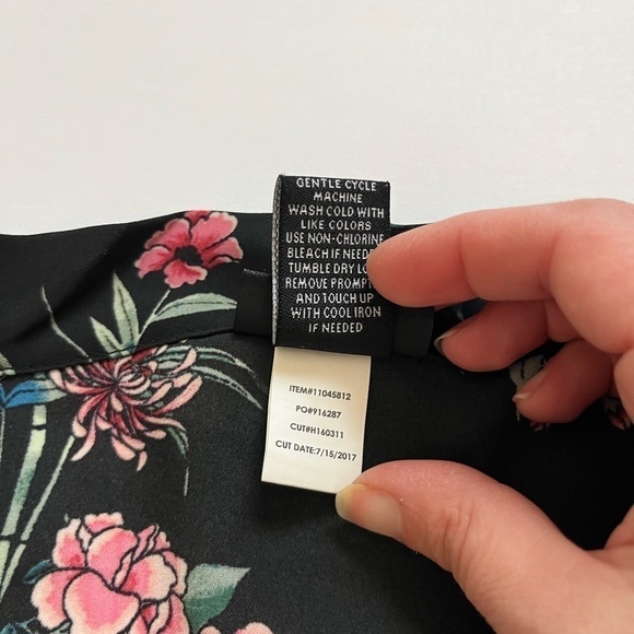 Torrid Floral Print Georgette Tie Neck Blouse Size 1 - Picture 6 of 7